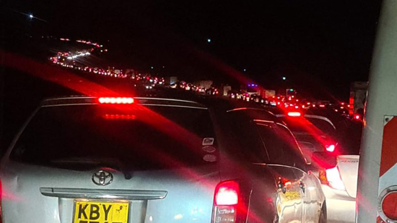 Cars stuck on Naivasha-Nairobi highway. 