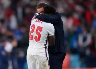 Bukayo Saka being consoled by team manager Gareth Southgate. PHOTO/COURTESY