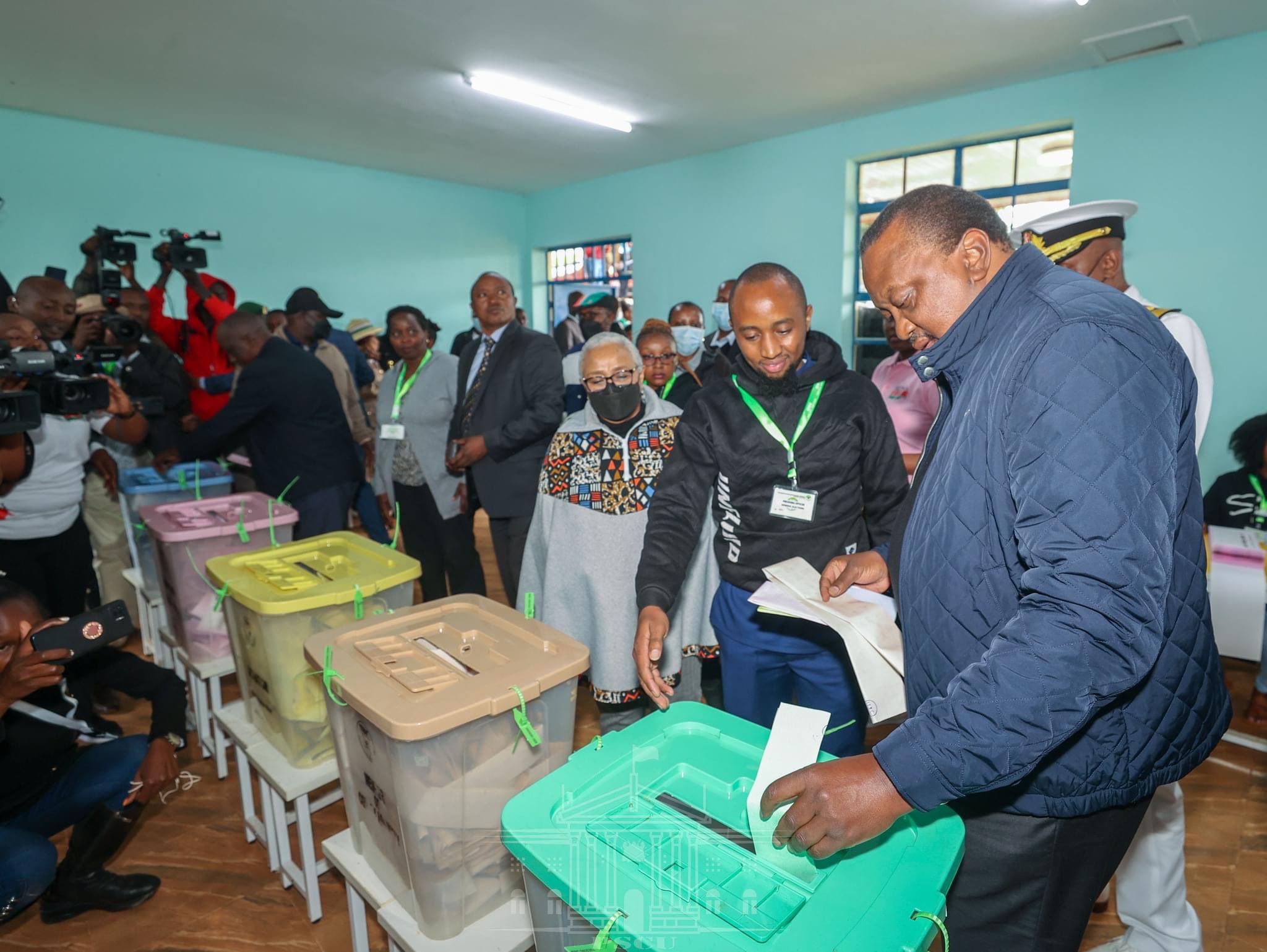 Uhuru Kenyatta casting his vote. PHOTO/PSCU