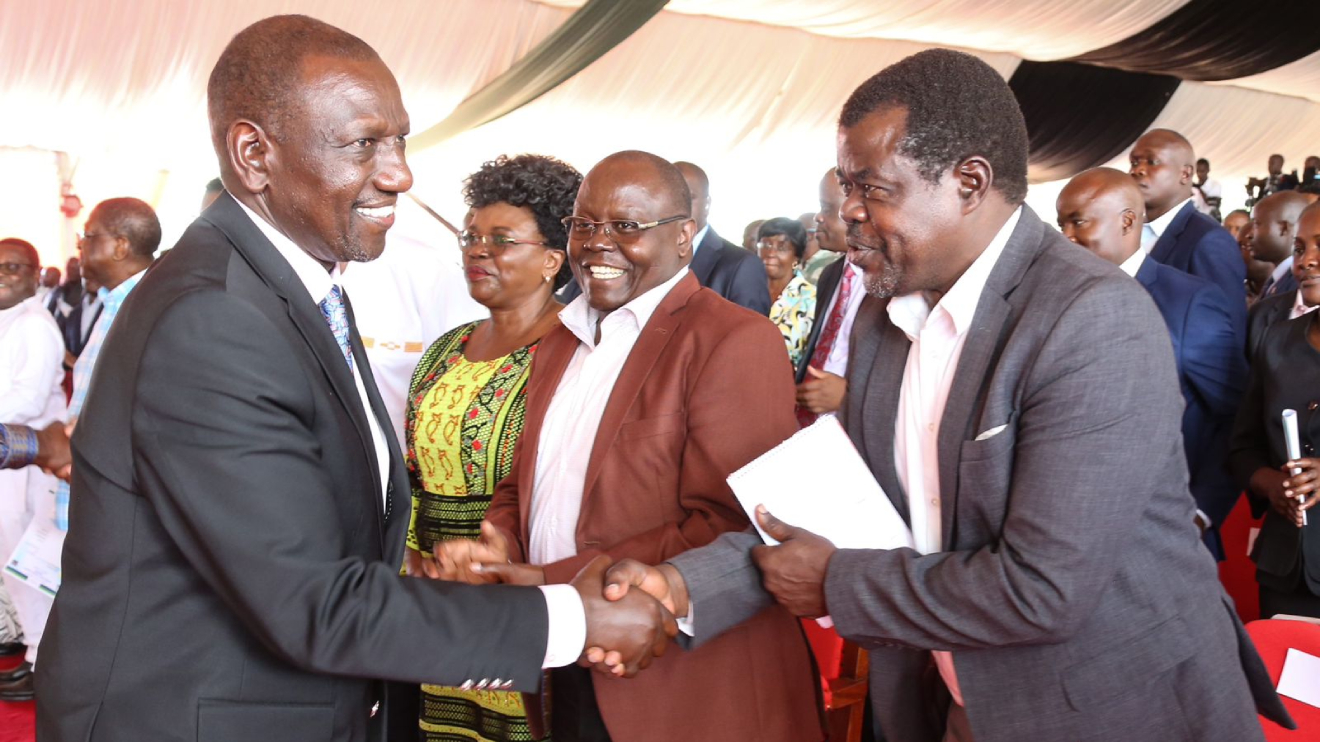 William Ruto exchanging pleasantries with Okiya Omtatah. PHOTO/COUTESY