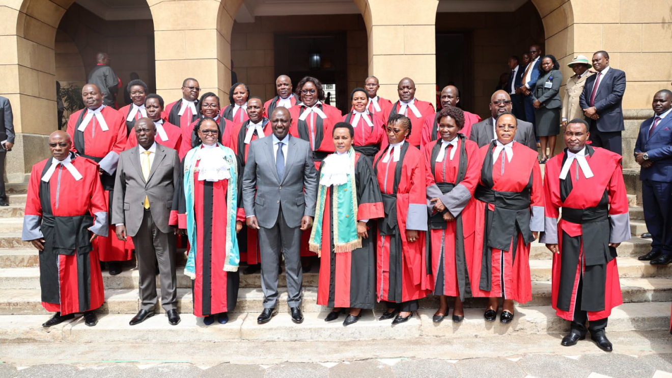 William Ruto with posing with members of the Judiciary. PHOTO/COURTESY