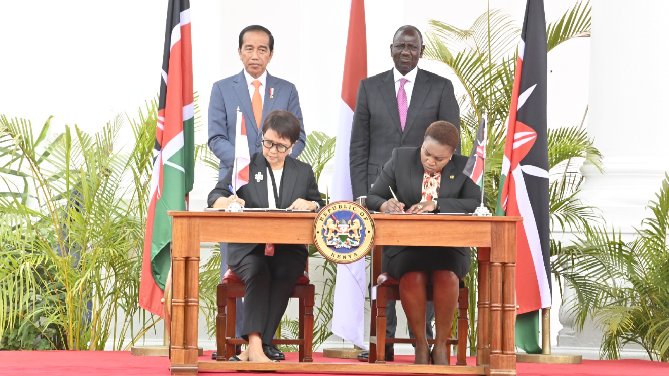 William Ruto and Joko Widodo witnessing the signing of an MOU between the Kenya Pharmacy and Poisons Board and the Indonesia Food and Drug Authority. PHOTO/COURTESY