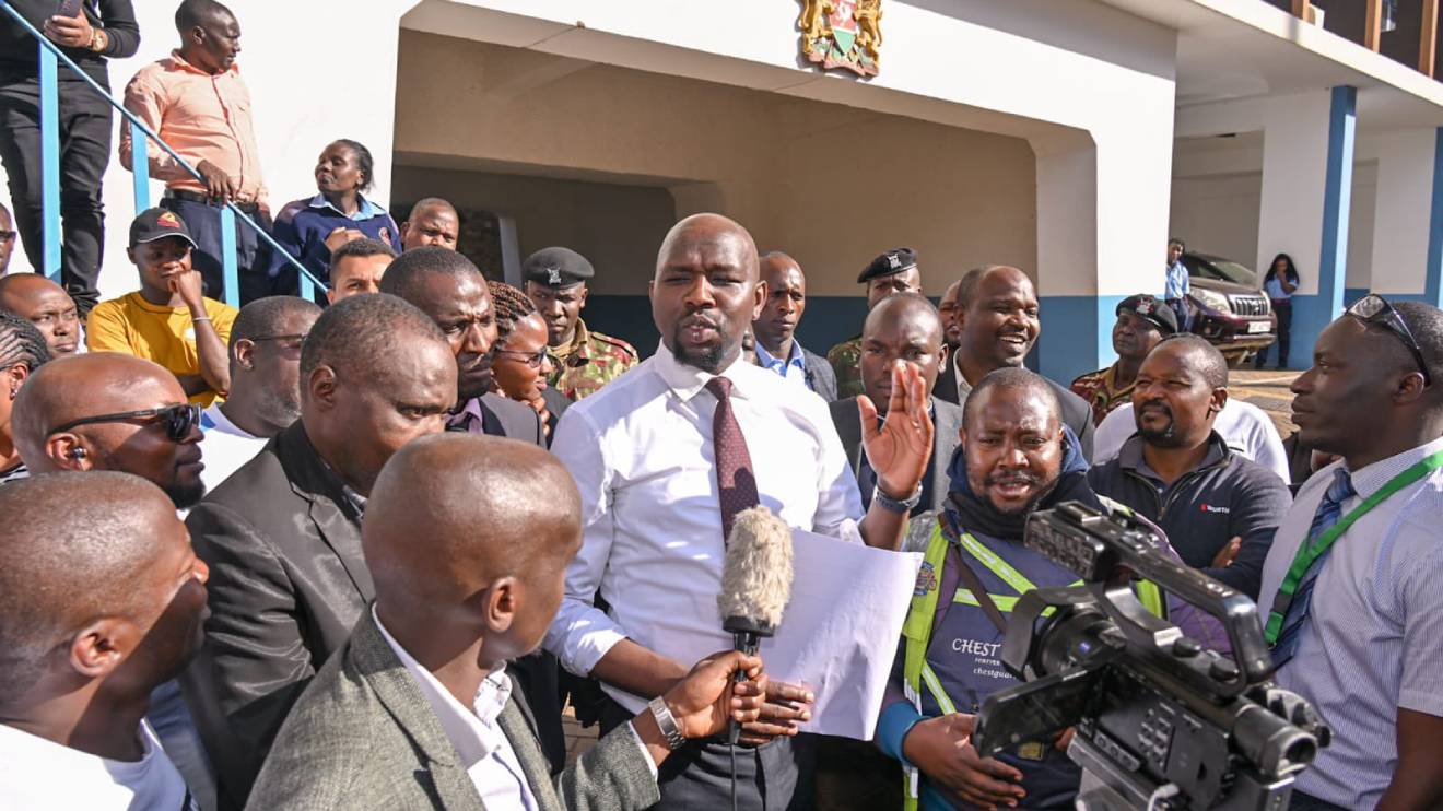 Kipchumba Murkomen addressing ride-hailing drivers when they presented their petition to him. PHOTO/COURTESY