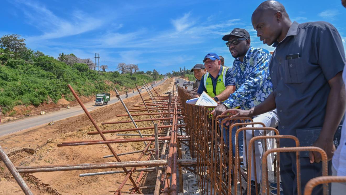 Kipchumba Murkomen (Second Right) inspecting the restoration of the Mbogolo bridge. PHOTO/COURTESY