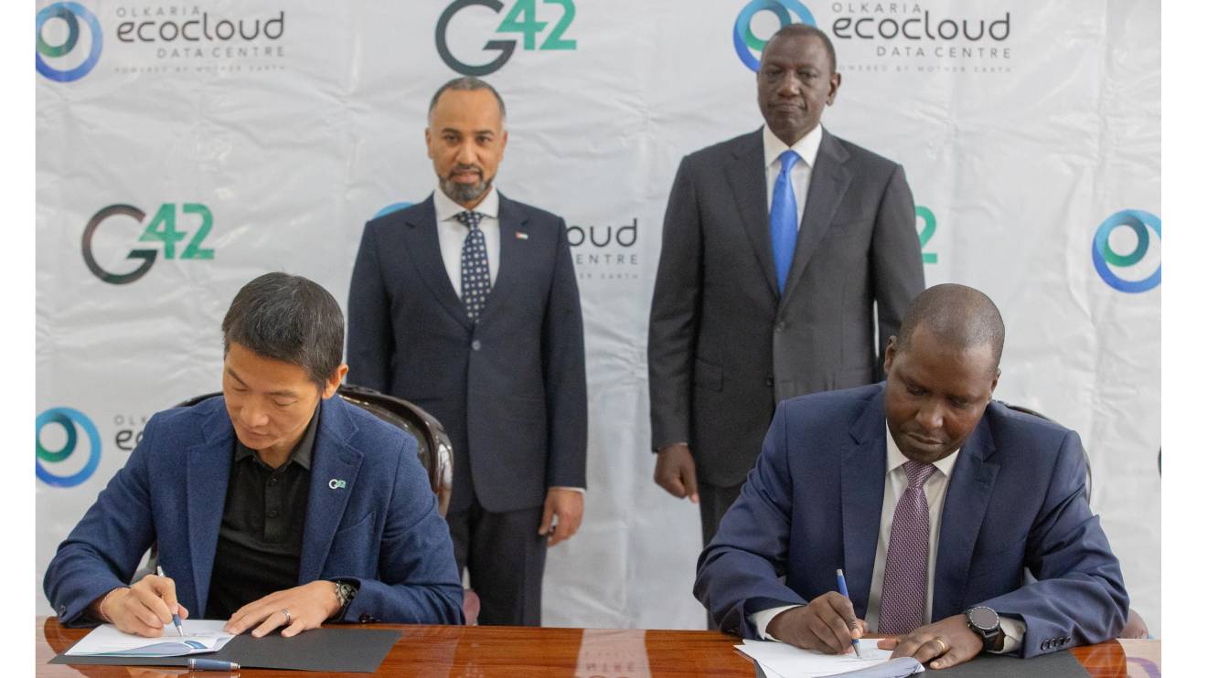 Salim Ibrahim Binahmed Mohamed Alnaqbi and William Ruto witnessing Peng Xiao and Amos Siwobi signing the agreement. PHOTO/COURTESY