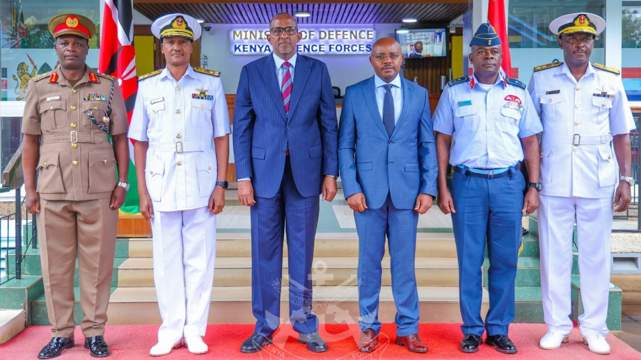 Aden Duale (Third from left) poses with Charles Muriu Kahariri  (Second left) and other military officials. PHOTO/COURTESY