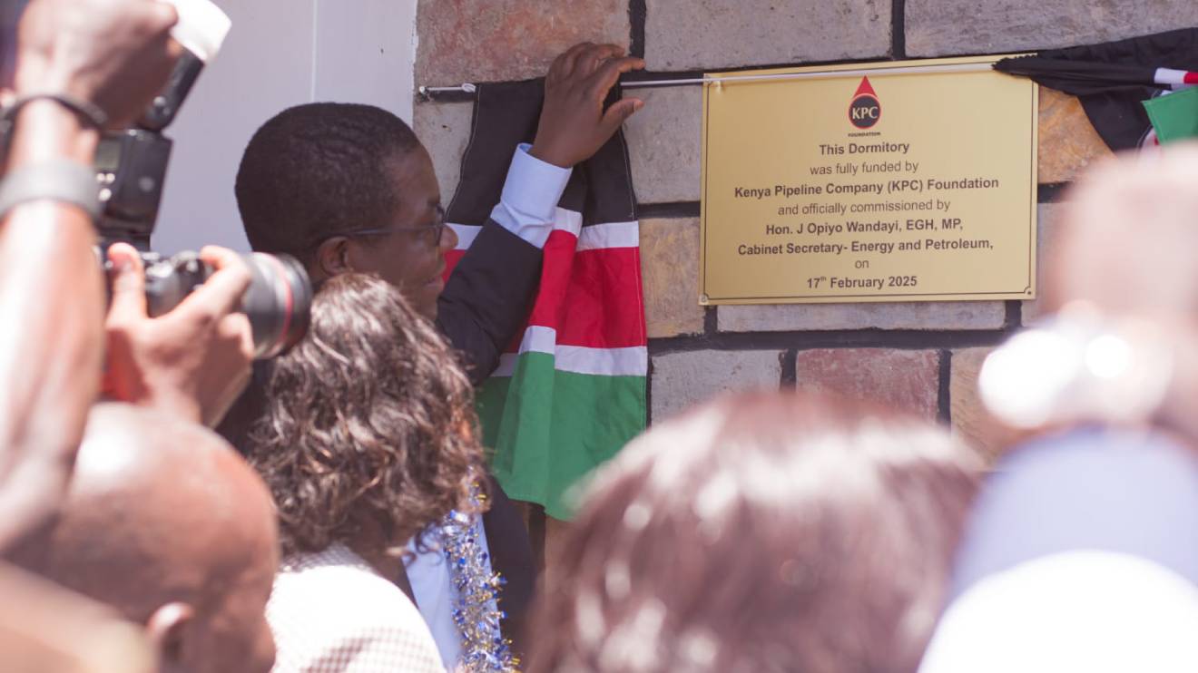 Opiyo Wandayi officially commissioning the dormitory. PHOTO/COURTESY