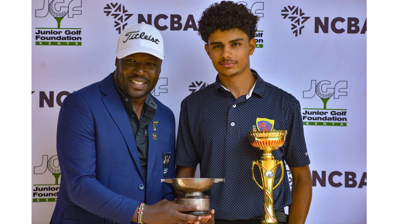 Tsevi Soni (Right) receiving his trophy. PHOTO/COURTESY